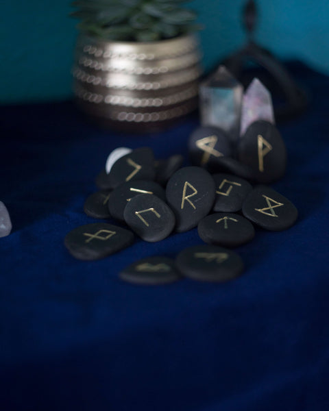 Black Scottich pebbles runes set