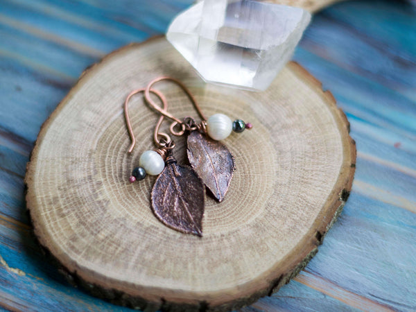 Lona Organic copper earrings with leafs and freshwater pearsl - MoonDome - 3
