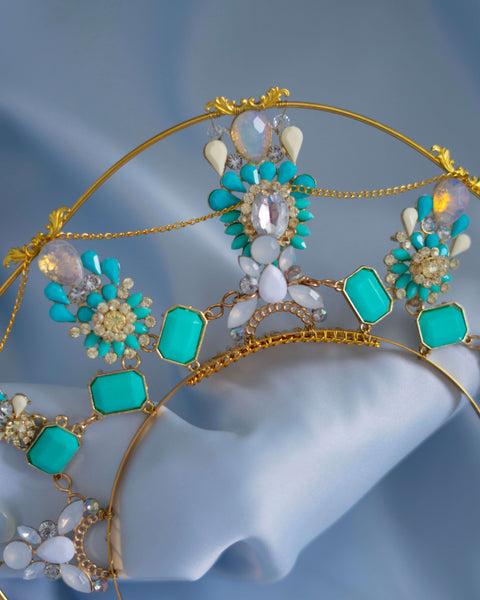 The Blue halo crown in gold