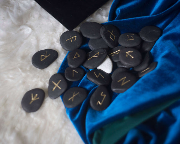 Black Scottich pebbles runes set